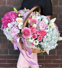 Композиция солнечный день в Волченки Цветочная композиция из Розы, Хризантемы, Пионы и Лизиантусы в корзине в Волченки
