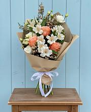Букет цветов из:  Альстромерии, Лизиантусы, Розы и Хризантемы в Волченки
