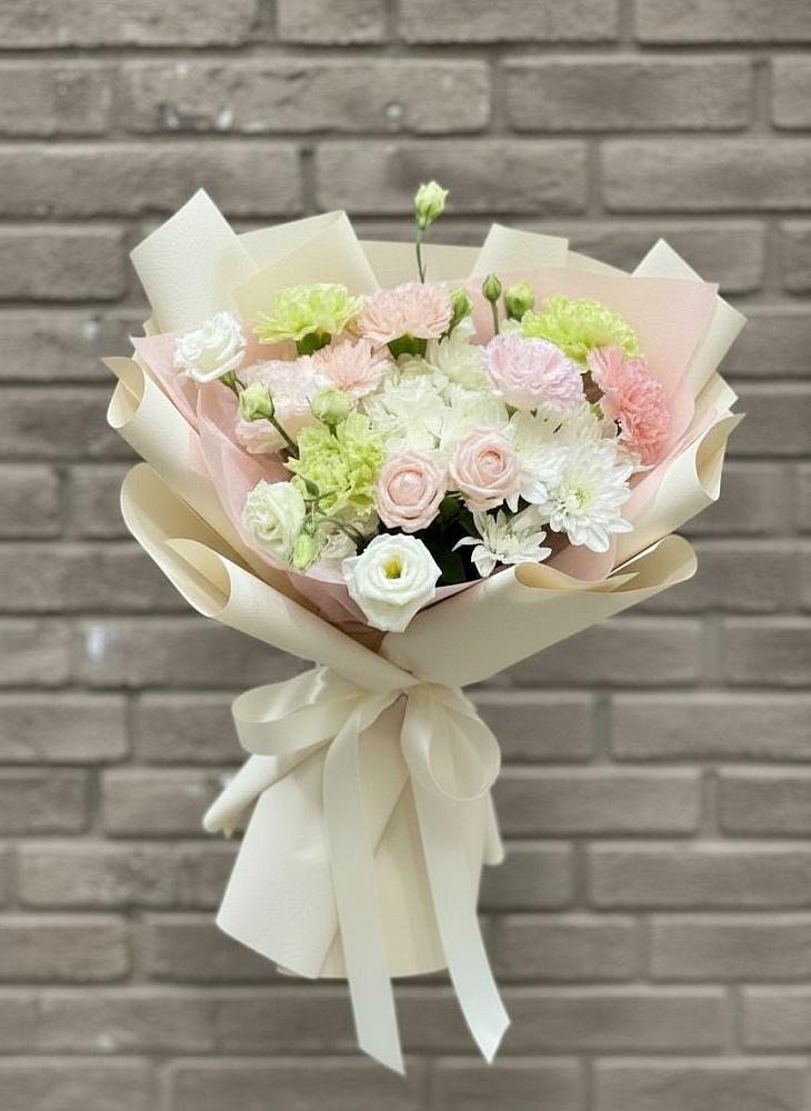 Букет цветов из: Гвоздики, Розы, Лизиантусы и Хризантемы в Волченки