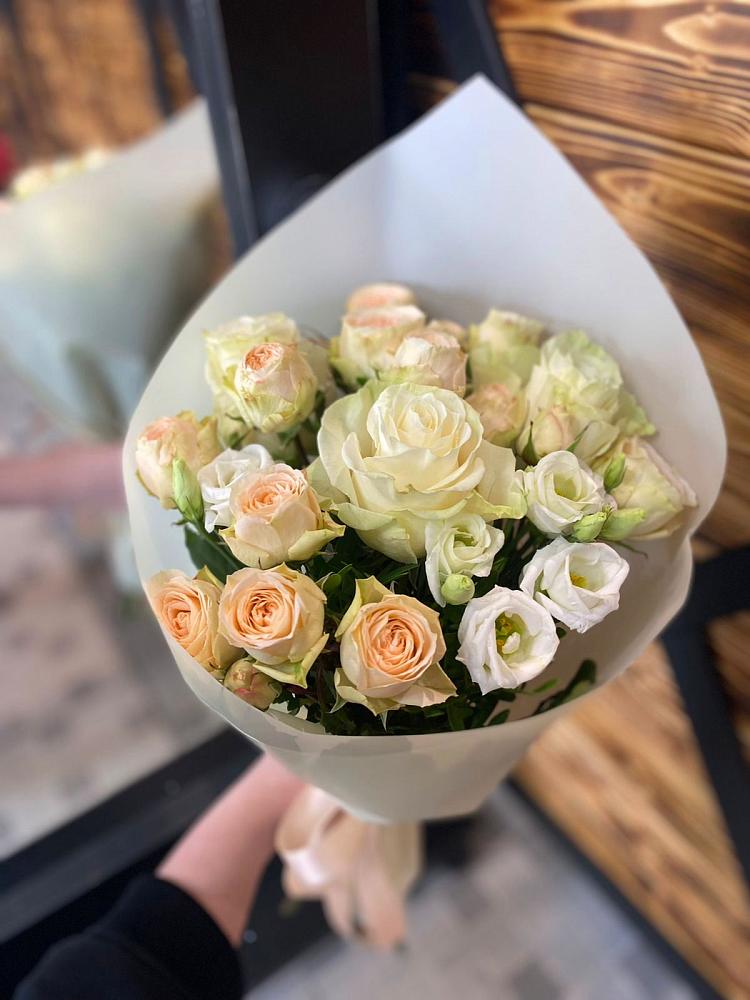 Букет цветов из: Розы и Лизиантусы в Волченки